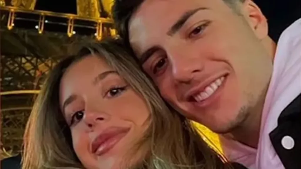 En la Torre Eiffel han desvelado que son novios 