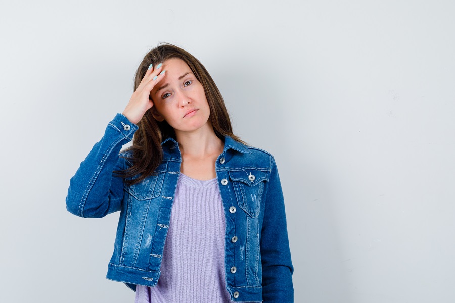Mujer con fiebre por gripe