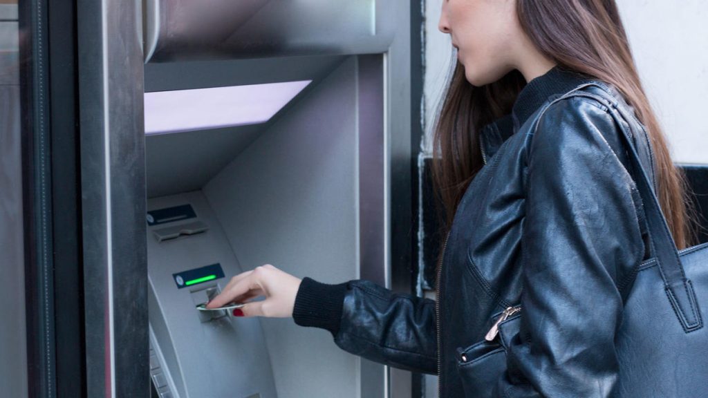 Observa a tu alrededor antes de usar el cajero 
