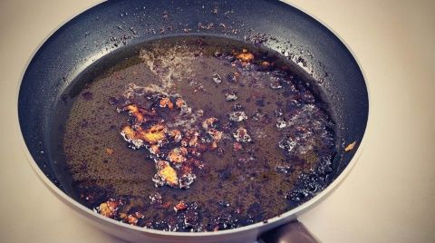 Limpia el sartén de tu cocina con cebolla 