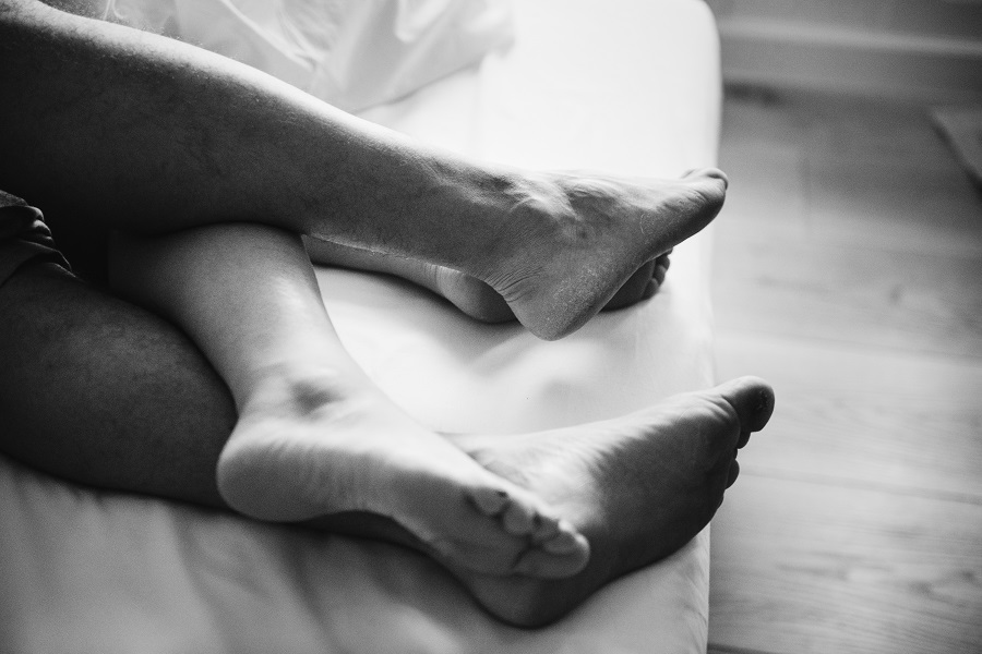 Pareja con pies juntos