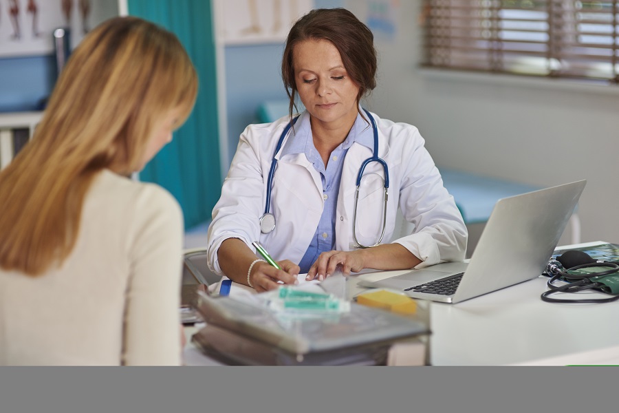 Medico recetando codeína