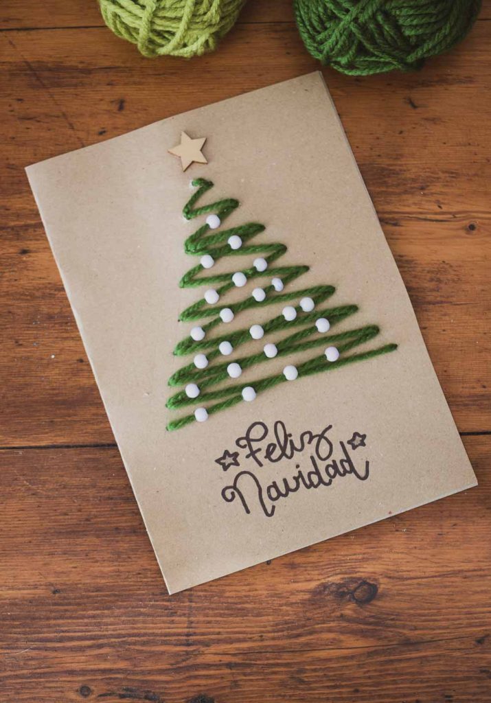 Tarjeta de árbol de navidad con hilo