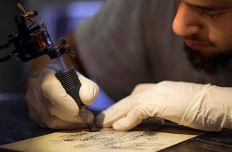 El tatuaje trae nuevos empleos con buenos salarios, fórmate como tatuador