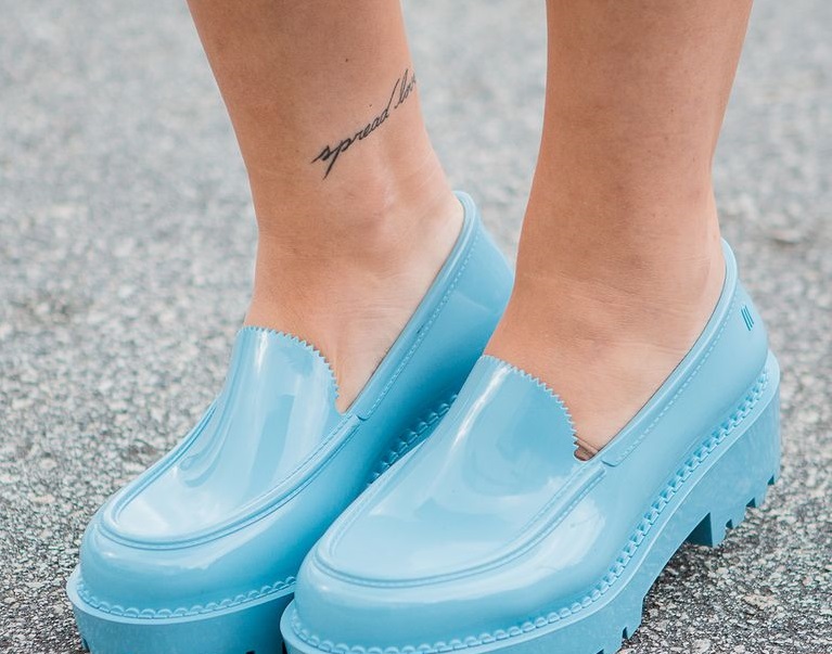 Tatuajes con palabras en tobillo