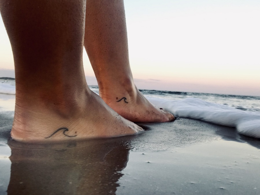 Tatuajes de olas del mar en el tobillo