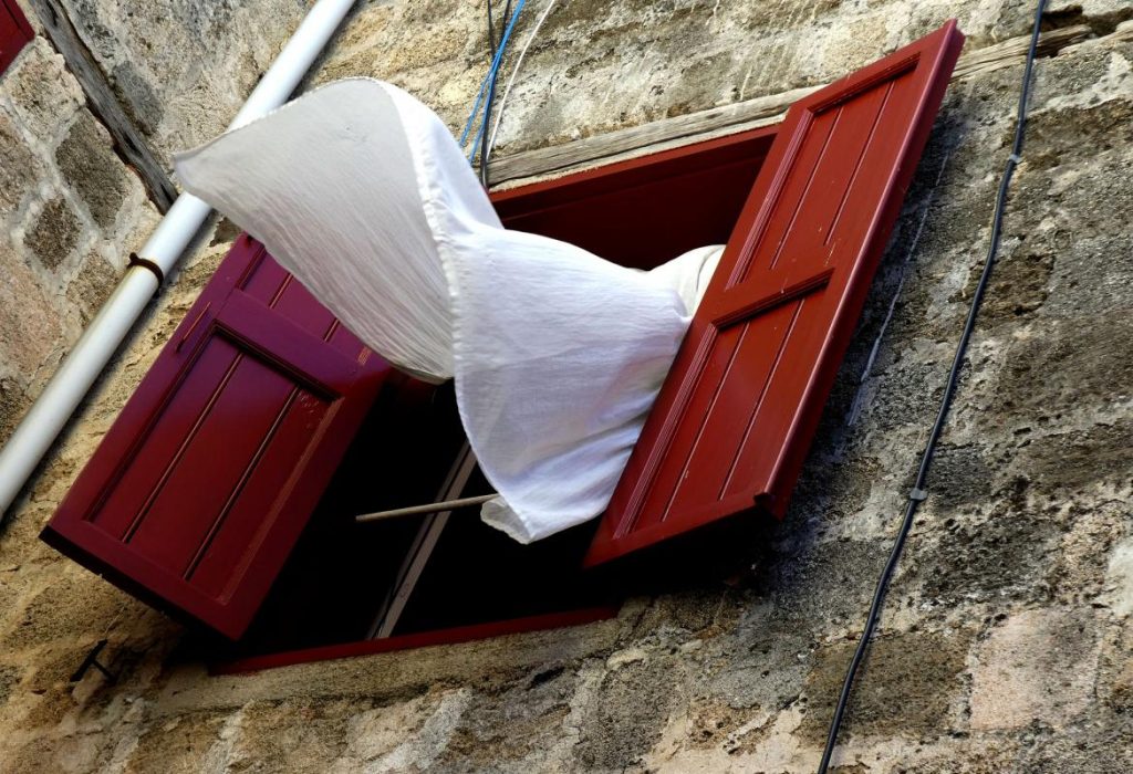 10 hechizos de buena suerte que deberías hacer para este año nuevo 258 Otro ritual de Año Nuevo es desechar las cosas viejas