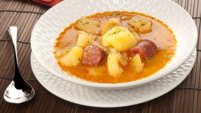 Patatas guisadas: el embutido que da más sabor que las costillas