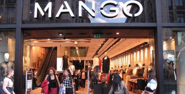 Mango: su elegante abrigo de pana que ya es tendencia