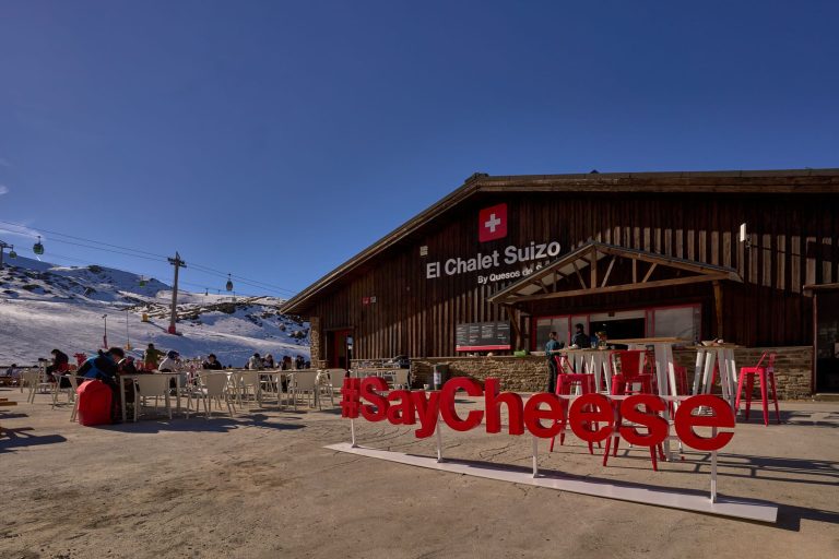118 Studio diseña el restaurante "Chalet Suizo by Quesos de Suiza" en la estación de esquí de Sierra Nevada