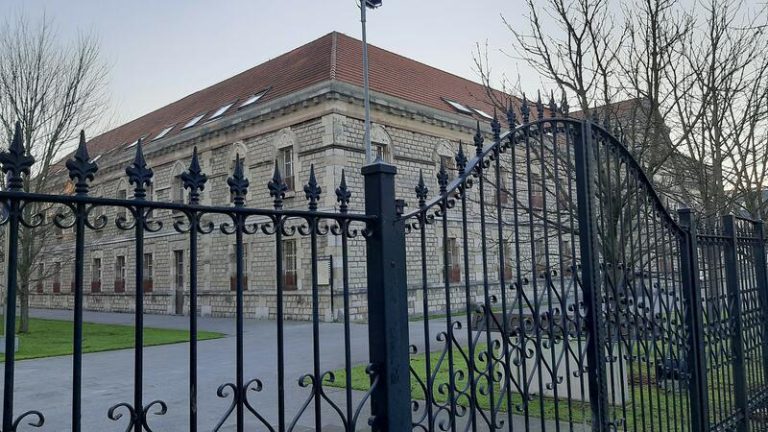 Arranca el juicio contra el portero de un pub de Santander por abusar de una menor