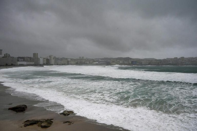 Alerta roja en A Coruña ante la previsión de olas de hasta 9 metros