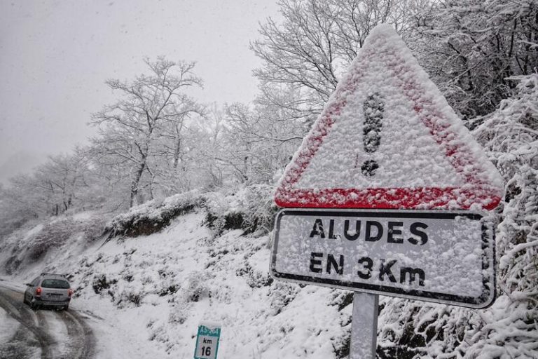 Cinco puertos y tres carreteras cerradas en Asturias por la nieve y en 52 vías se requieren cadenas