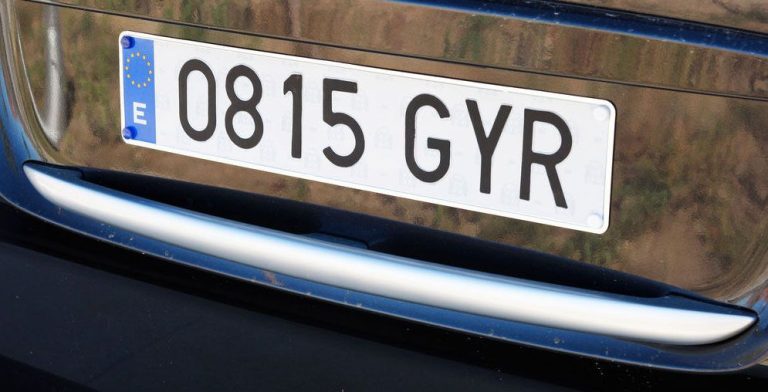 El motivo por el que las matrículas de España no usan vocales