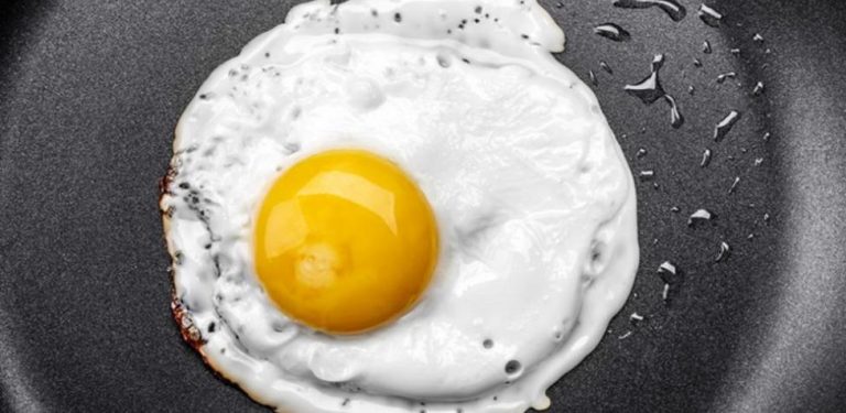 Los trucos de los chef para evitar que se te pegue el huevo frito a la sartén