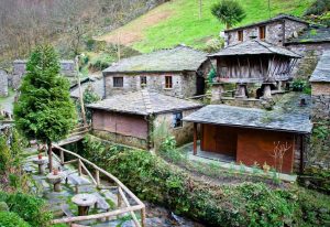 Vivir con 200 euros al mes en una aldea gallega: el reto de la autosuficiencia real