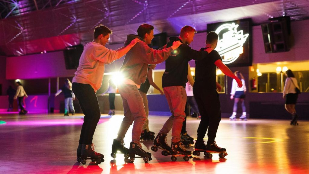 Bailar y patinar es posible en España vuelve la moda de la ‘Roller disco’ 30 El fenómeno cultural del dance y el Roller disco