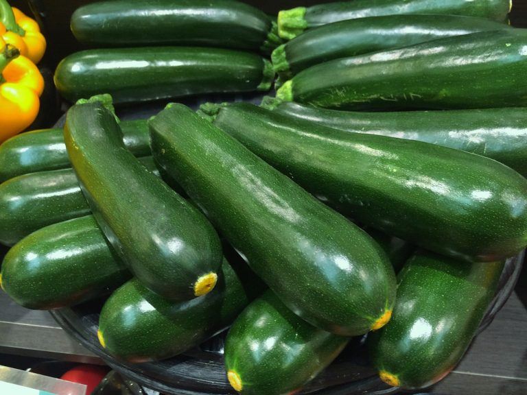 3 recetas de calabacín al microondas que te salvan la cena en 10 minutos (sin ensuciar)