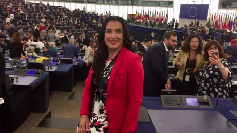 Mónica Silvana necesita un curso de Open English para garantizar su permanencia en el Europarlamento