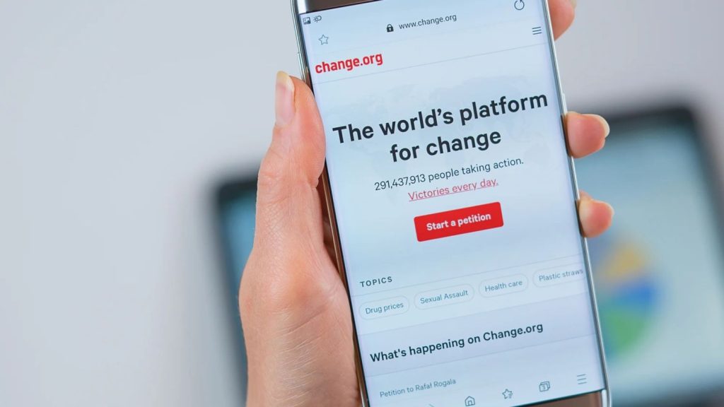 Enterrar a Franco en la Sagrada Familia y otras peticiones locas de Change.org