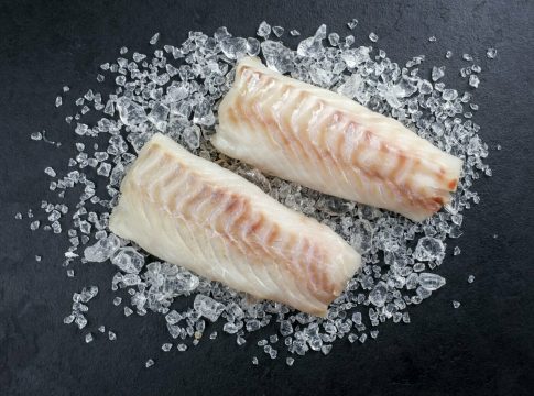 Coloca el pil pil a la cazuela y añade las tajadas de bacalao La receta de bacalao al pil pil que ni Arguiñano