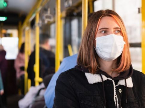 El fin de las mascarillas en el transporte público se asoma en primavera El fin de las mascarillas en el transporte público se asoma en primavera