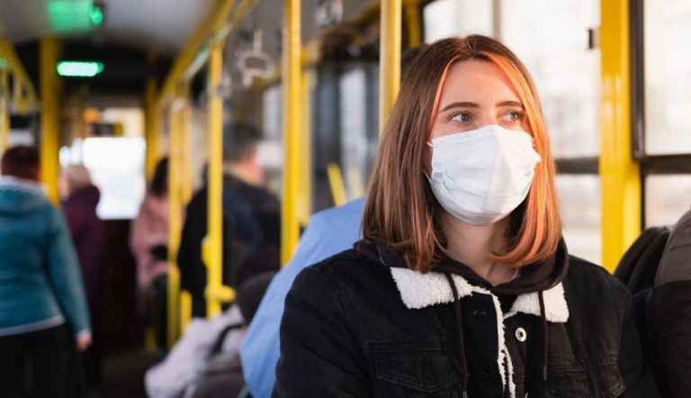 El fin de las mascarillas en el transporte público se asoma en primavera