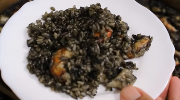 El truco para hacer un arroz negro de rechupete