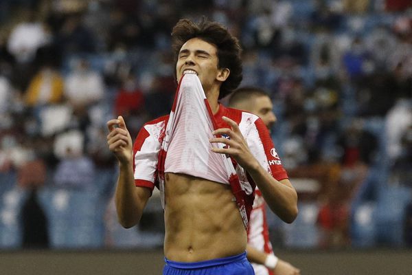 Estreno con derrota y expulsión