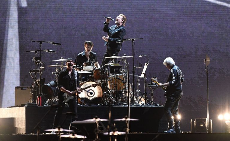 U2 se une a la tradición de reinterpretar sus temas en su nuevo disco