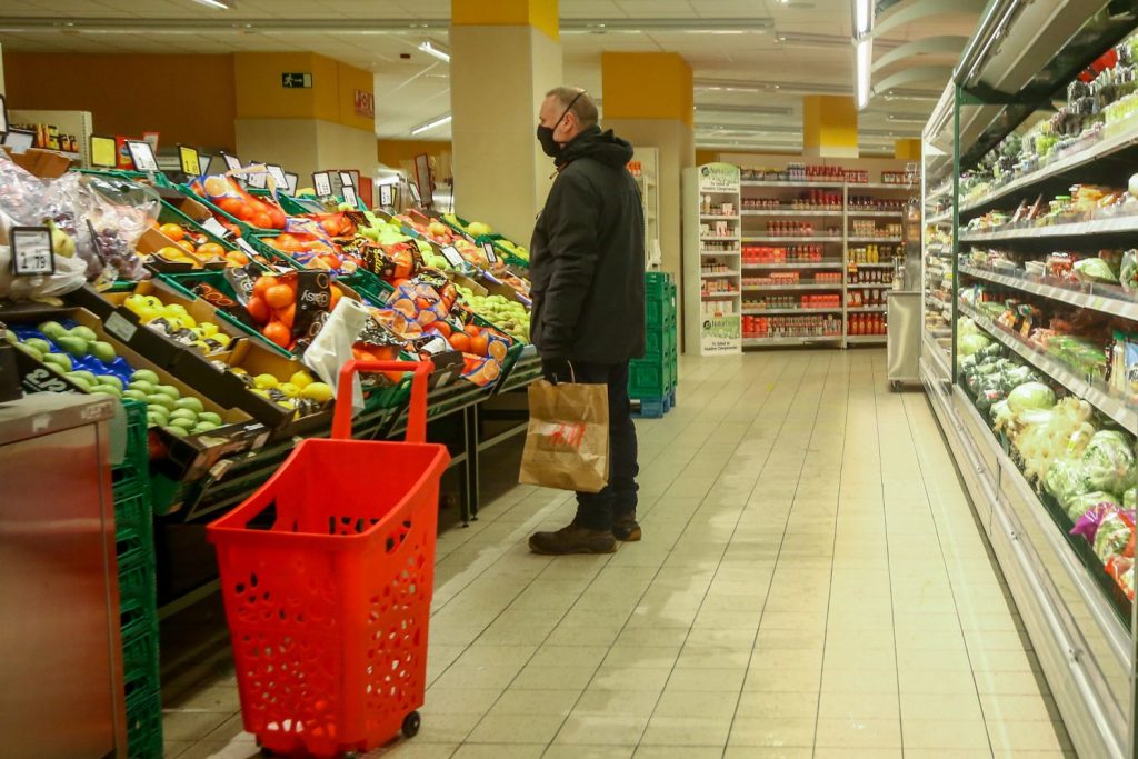 Marruecos amenaza a España con la fruta y las hortalizas: "Es la huerta de Europa" 1 Un hombre en la sección de frutería de un supermercado en Madrid