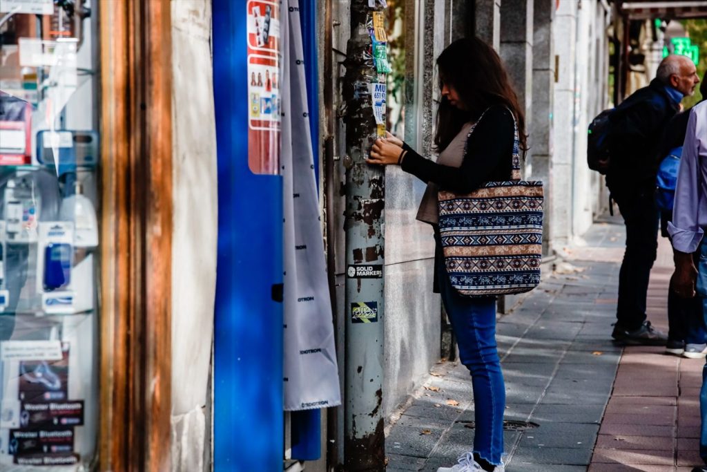 EuropaPress 4773236 mujer pega papel farola 27 octubre 2022 madrid espana paro subido 60800 1