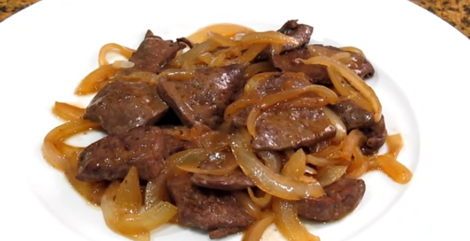 Hígado encebollado: el truco para que sepa más suave y guste a todos