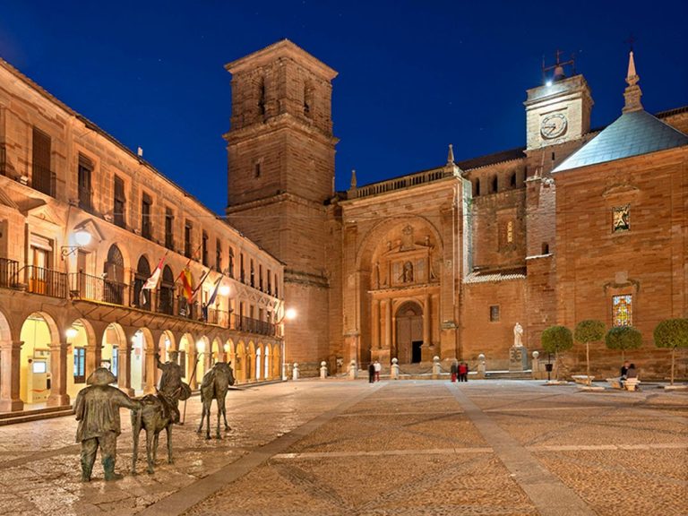 Plazas de pueblos de España con encanto