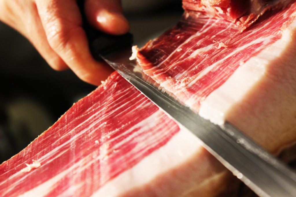 Jamón ibérico: así puedes cortarlo en casa igual que un profesional