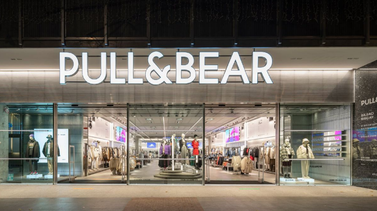 Las camisetas de Pull & Bear inspiradas en Naruto, One Piece y otros animes que arrasan