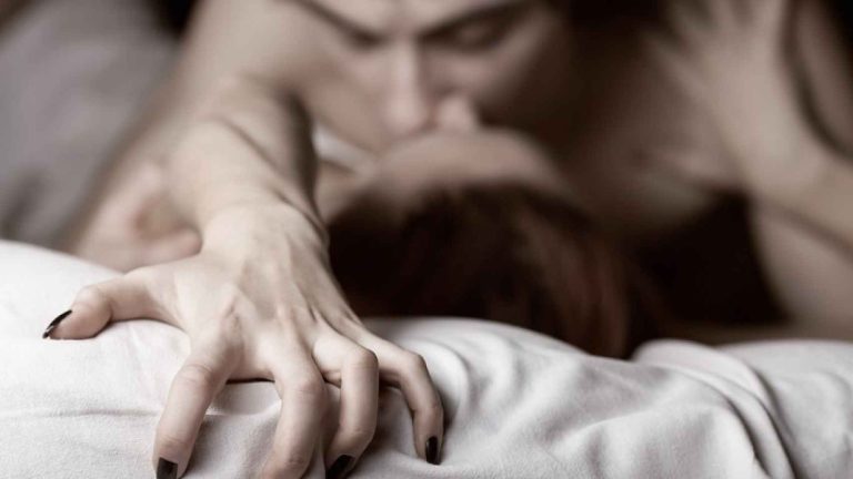 Las fantasías sexuales que más sueñan hombres y mujeres