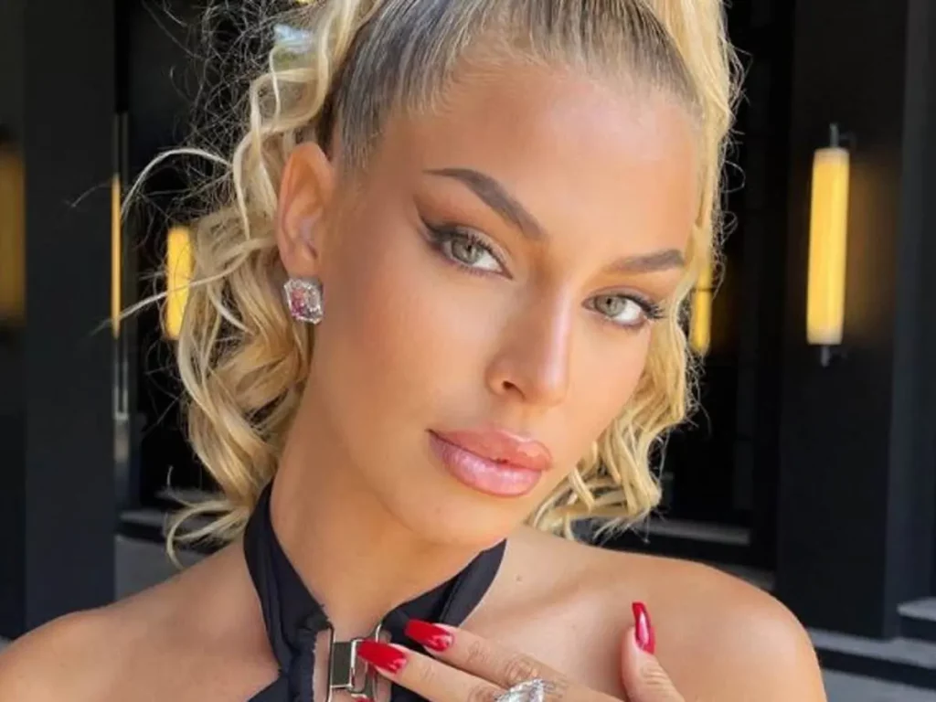 Le encanta estar sin ropa