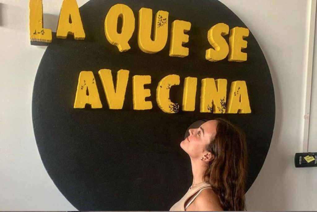 Su trasfondo es una burla de la sociedad en la que vivimos