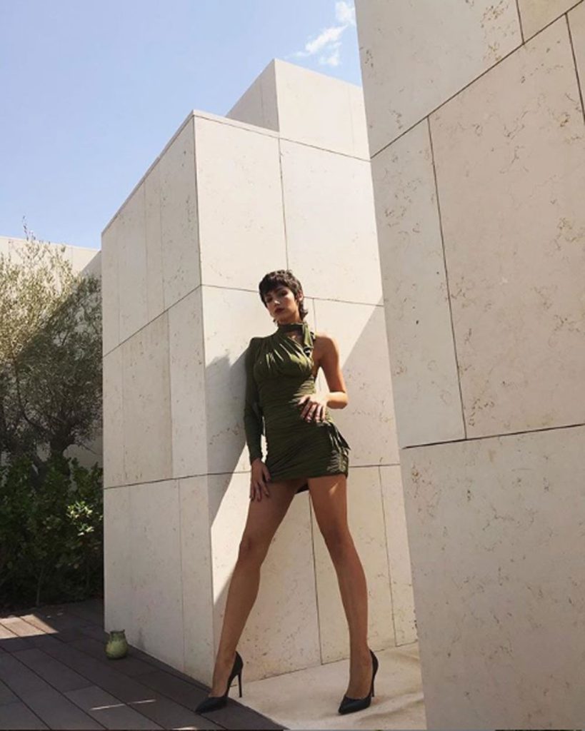 Úrsula Corberó con vestidazo flúor de Versace