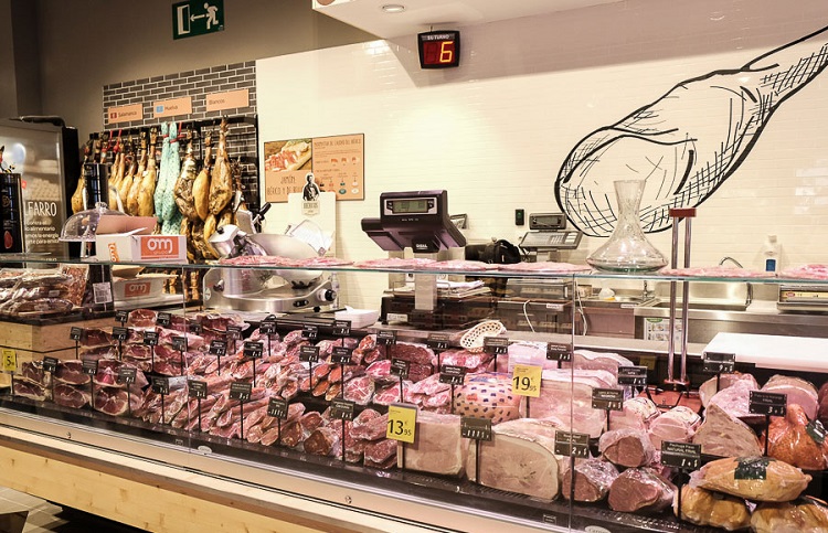 Un carnicero avisa del error que cometemos muchos al guardar la carne recién comprada