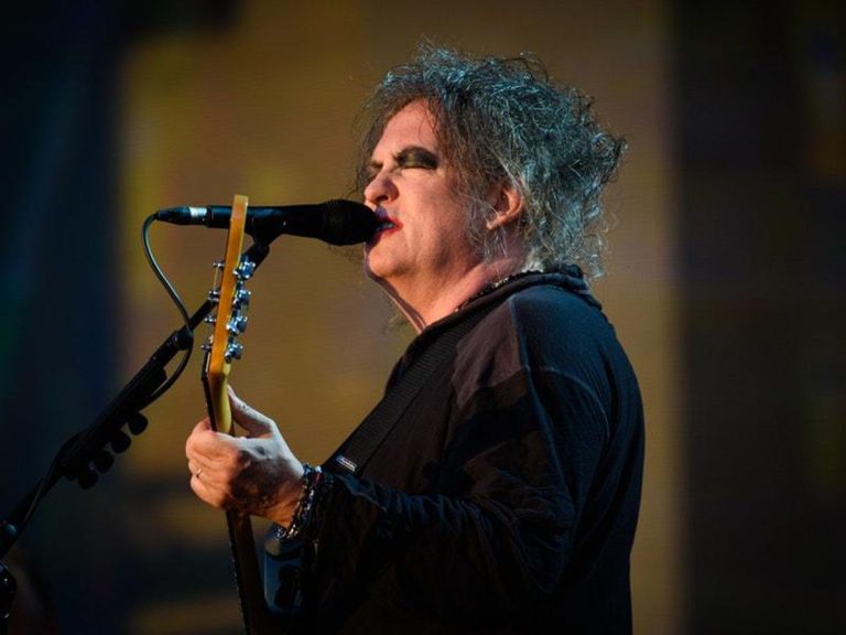 La colaboración sorpresa: Robert Smith toca la guitarra en el nuevo tema de los Rolling Stones