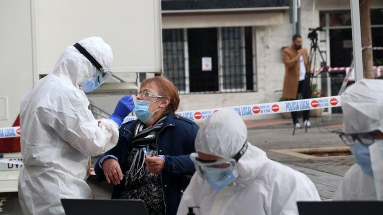 Sanidad confía en la cuarta dosis frente a la “ineficacia” del pasaporte Covid