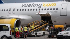 Multa a Vueling de 39 millones por el equipaje de mano: qué puedes reclamar