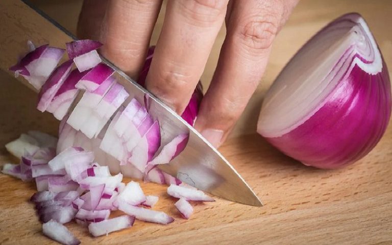 Los trucos para cortar una cebolla sin llorar