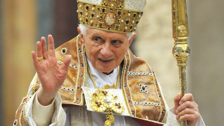 Cientos de personas aguardan para despedirse de Benedicto XVI en la basílica de San Pedro