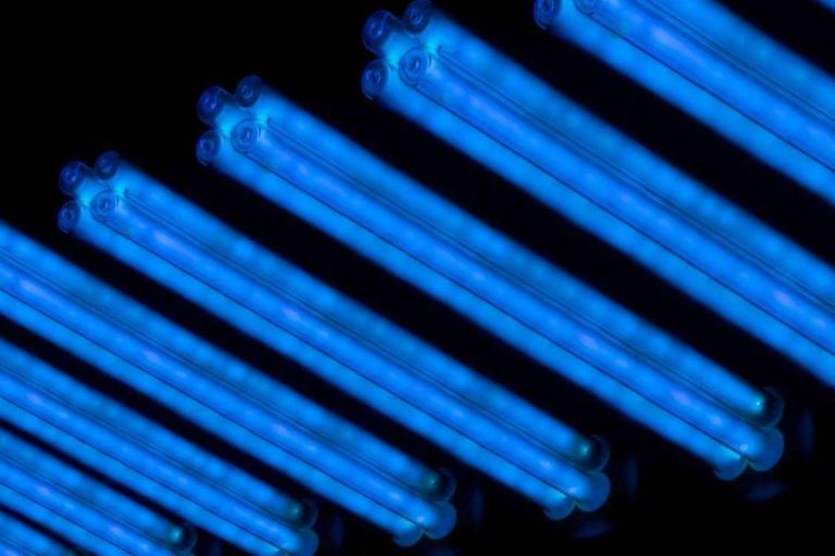 El fabricante especializado en soluciones tecnológicas avanzadas en esta área, como la luz ultravioleta germicida, se llama Sistepur