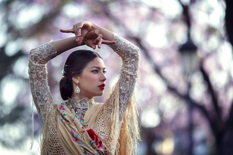 Viva La Feria explica paso a paso cómo se ponen los mantones flamencos