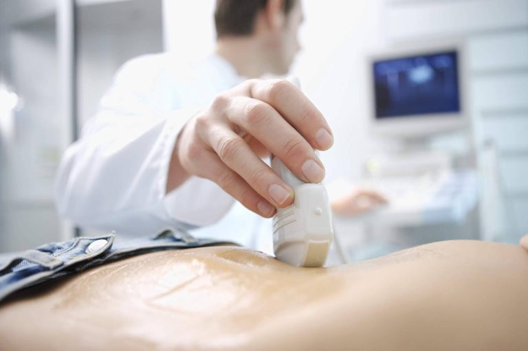 ¿Cuáles son los beneficios de usar los informes clínicos en hospitales de Health Net Connections?