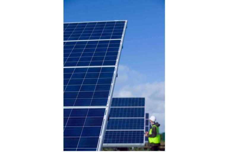 ¿Cuáles son los beneficios de instalar placas solares con Grupo MQ?